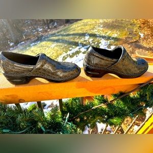 Women’s BOC Peggy Grey Crocodile embossed block heel clogs
